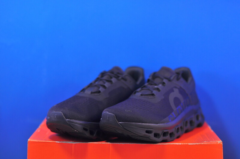 Кросівки On Cloudmonster Black 61.99025 - Зображення 1