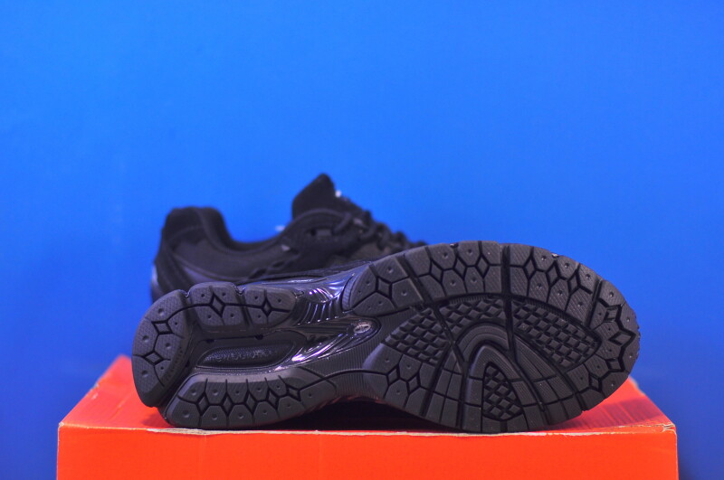 Кросівки New Balance 2002R Protection Pack Gore-Tex U2002DXB - Зображення 4