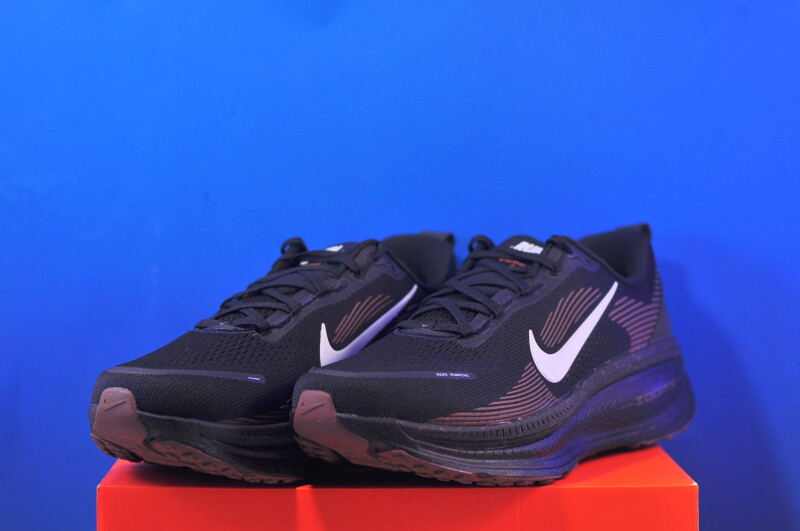 Кросівки Nike Vomero 18 IH4454-001 - Зображення 1