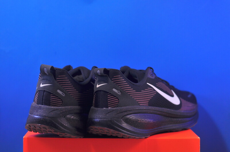 Кросівки Nike Vomero 18 IH4454-001 - Зображення 2