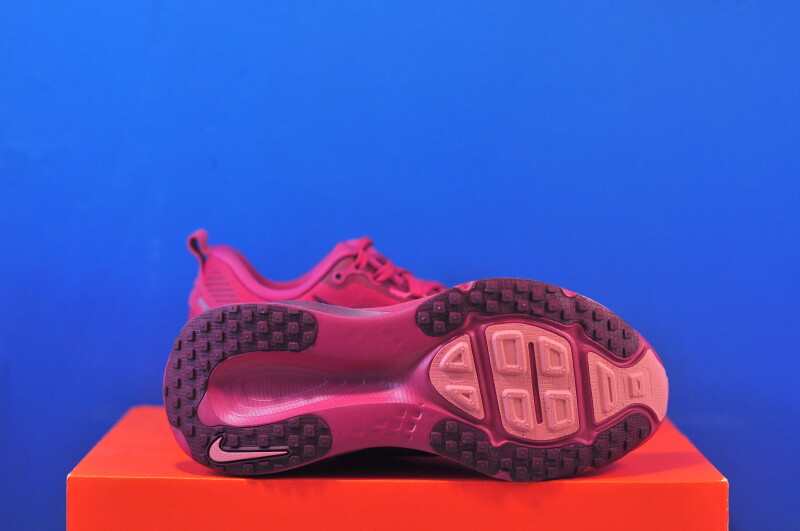 Кросівки Nike Vomero 18 HM6804-604 - Зображення 4