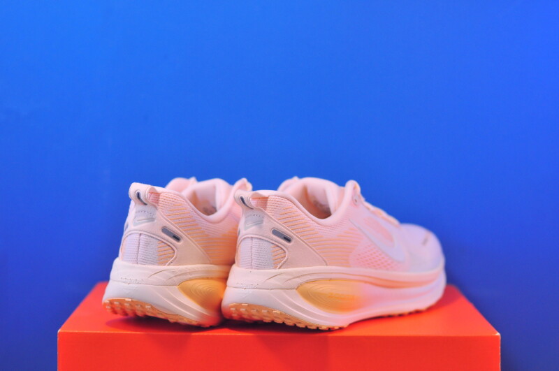 Кросівки Nike Air Zoom Vomero 18 Beige HM6804-800 - Зображення 2