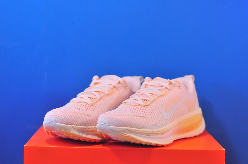 Кросівки Nike Air Zoom Vomero 18 Beige HM6804-800 - Зображення 1