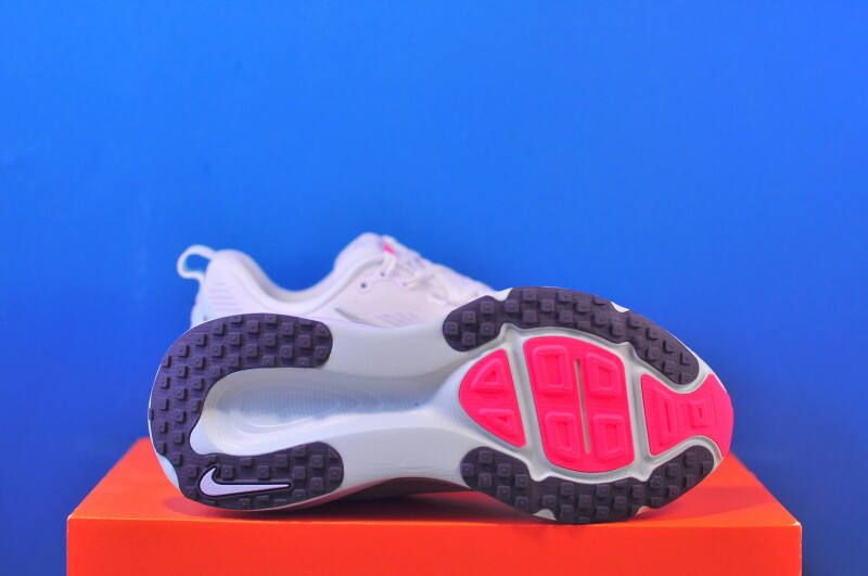 Кросівки Nike Air Zoom Vomero 18 IO7438-100 - Зображення 4
