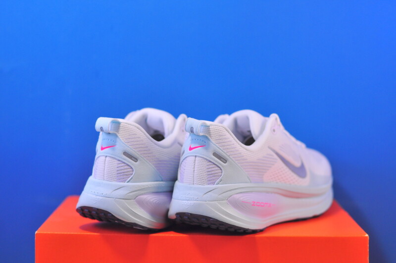 Кросівки Nike Air Zoom Vomero 18 IO7438-100 - Зображення 2