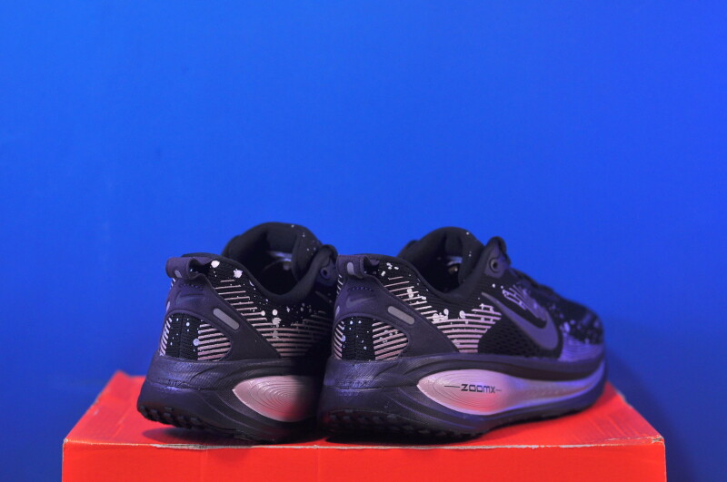Кросівки Nike Vomero 18 HV1779-001 - Зображення 2