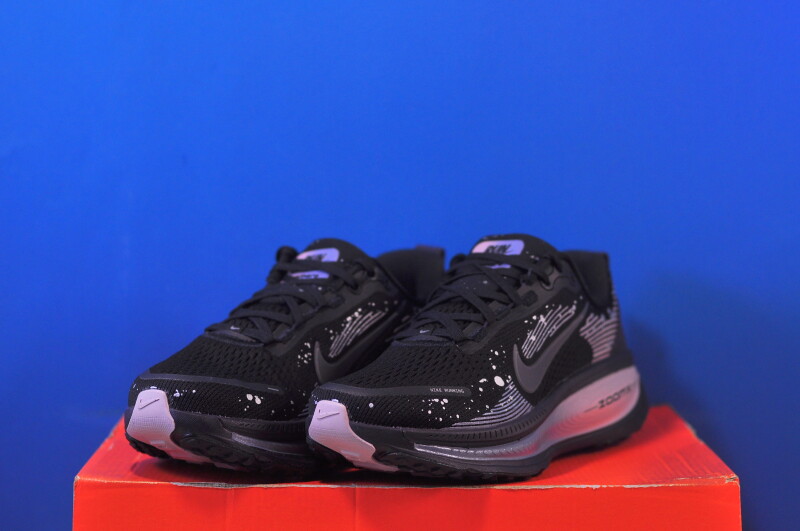 Кросівки Nike Vomero 18 HV1779-001 - Зображення 1