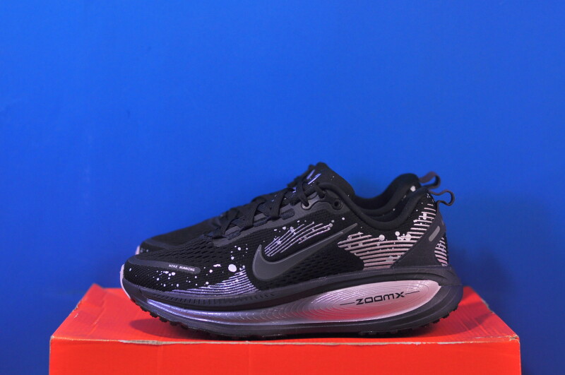 Кросівки Nike Vomero 18 HV1779-001