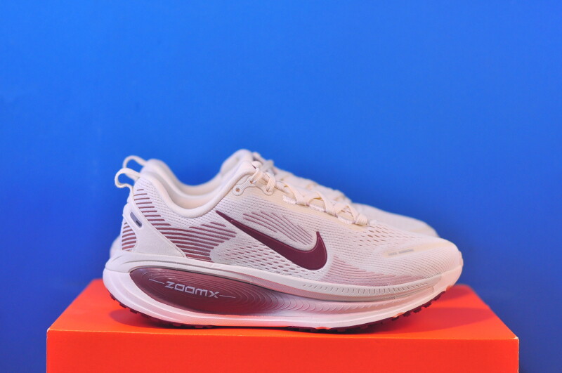 Кросівки Nike Vomero 18 Pale Ivory / Silt Red HM6804-108 - Зображення 3