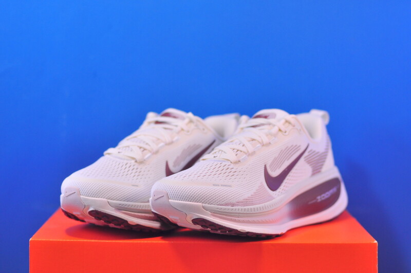 Кросівки Nike Vomero 18 Pale Ivory / Silt Red HM6804-108 - Зображення 1