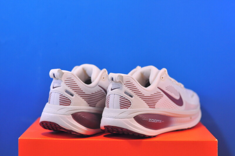 Кросівки Nike Vomero 18 Pale Ivory / Silt Red HM6804-108 - Зображення 2