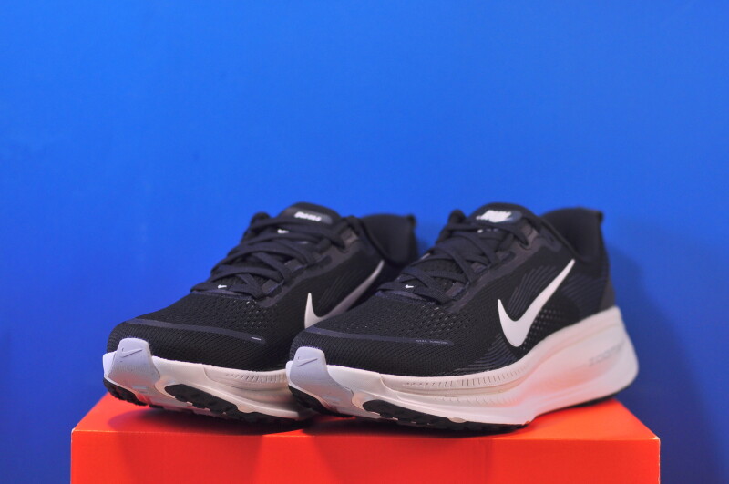 Кросівки Nike Vomero 18 HM6804-005 - Зображення 1