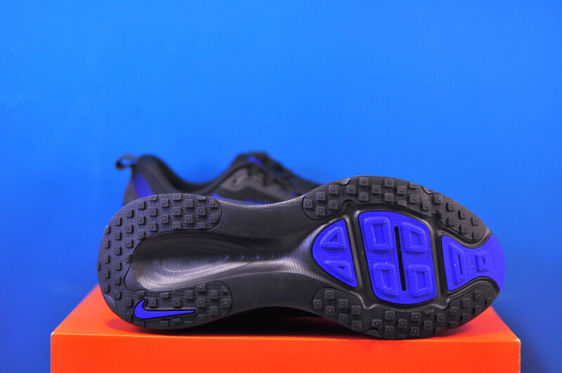 Кросівки Nike Vomero 18 Black HM6803-013 - Зображення 4