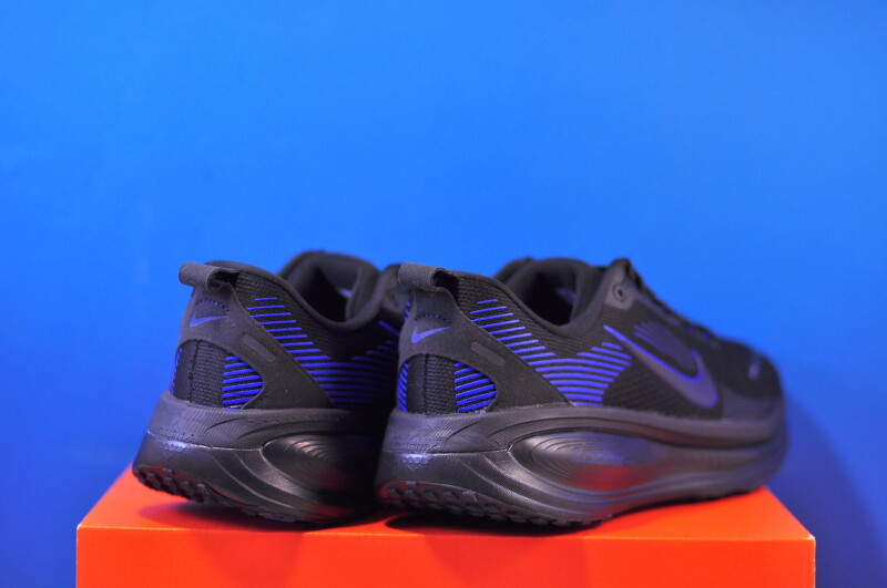 Кросівки Nike Vomero 18 Black HM6803-013 - Зображення 2