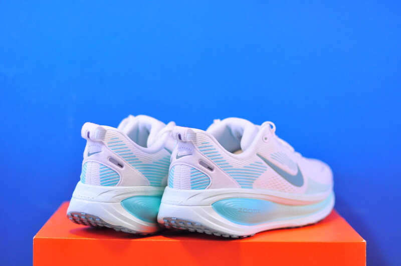 Кросівки Nike Air Zoom Vomero 18 HM6804-106 - Зображення 2