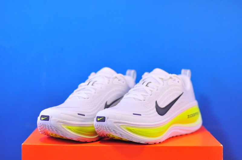 Кросівки Nike Vomero Plus HV8154-106 - Зображення 1