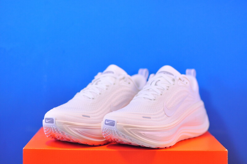 Кросівки Nike Vomero Plus IO9916-100 - Зображення 1