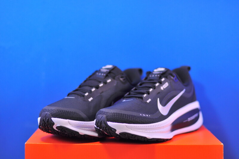 Кросівки Nike Vomero 18 Gore-Tex HQ7002-002 - Зображення 1