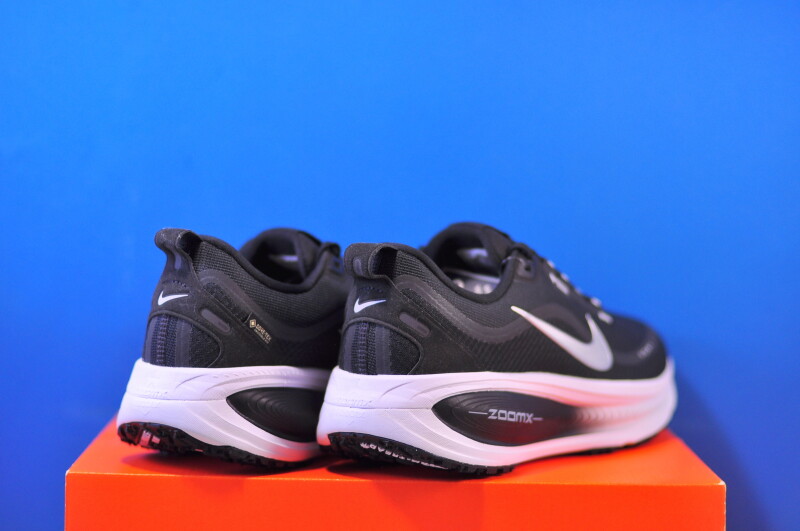 Кросівки Nike Vomero 18 Gore-Tex HQ7002-002 - Зображення 2