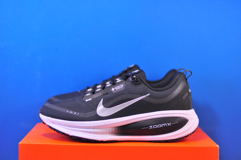 Кросівки Nike Vomero 18 Gore-Tex HQ7002-002
