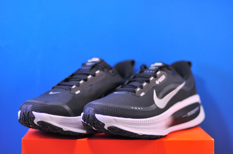 Кросівки Nike Vomero 18 Gore-Tex HQ7001-002 - Зображення 1