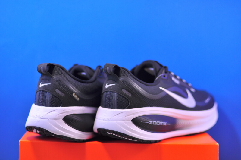 Кросівки Nike Vomero 18 Gore-Tex HQ7001-002 - Зображення 2