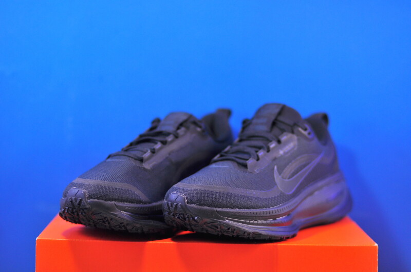 Кросівки Nike Vomero 18 Gore-Tex HQ7002-001 - Зображення 1