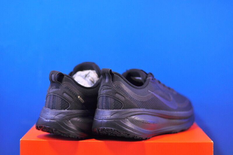 Кросівки Nike Vomero 18 Gore-Tex HQ7002-001 - Зображення 2