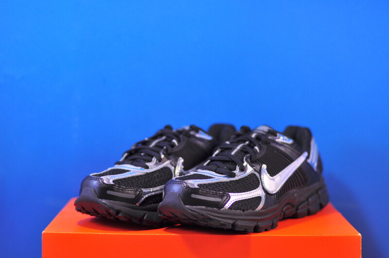 Кросівки Nike Zoom Vomero 5 IV4311-002 - Зображення 1