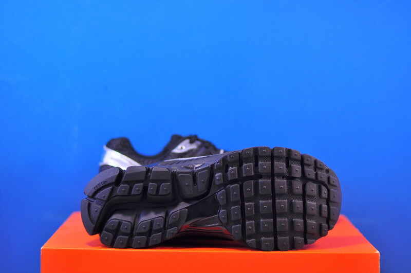 Кросівки Nike Zoom Vomero 5 IV4311-002 - Зображення 4