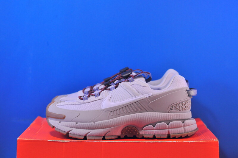 Кросівки Nike Zoom Vomero Roam HV4294-009