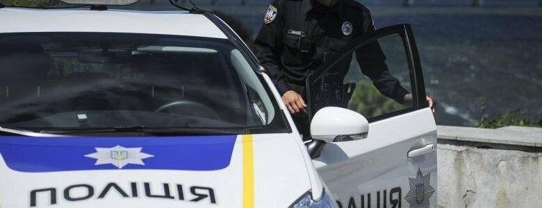 На Тернопільщині поліцейські знайшли в зупиненій автівці наркотики та зброю  (ФОТО) | Новини