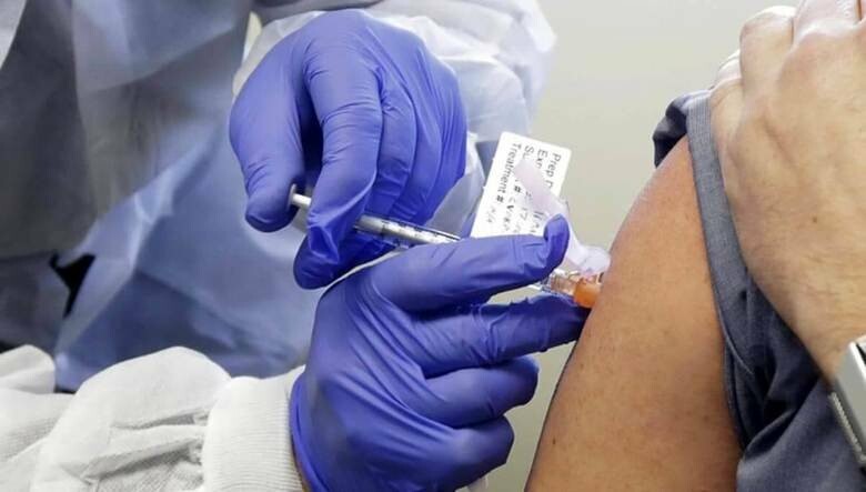 У Росії заявляють про перше офіційне вакцинування від COVID-19: президент вакцинувався разом із донькою