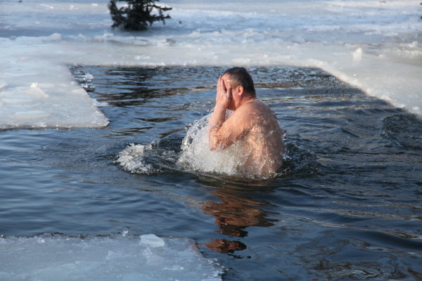 Чи можна пірнати в ополонку на Водохреща перехворілим на COVID-19: пояснення лікаря