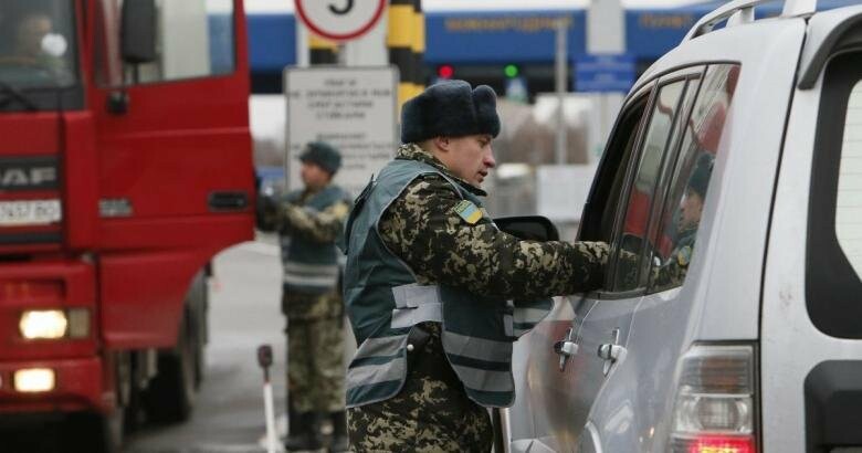 На кордоні з Польщею українці по 10 годин стоять у черзі