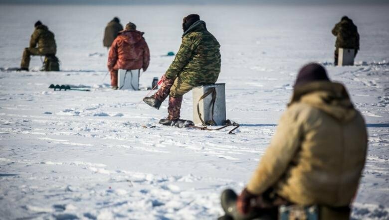 Тернопільські рибалки вважають, що лід на ставі безпечний