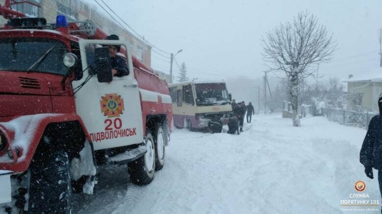 Деякі ділянки автошляхів на Тернопільщині через негоду стали непроїзними