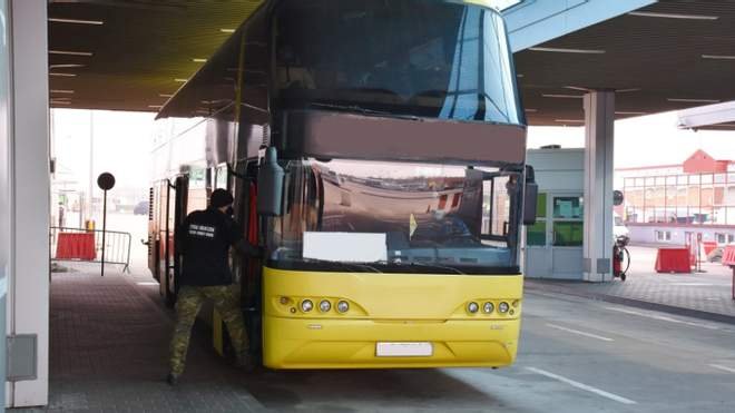 З Польщі завернули український автобус: пасажир заявив, що має COVID-19