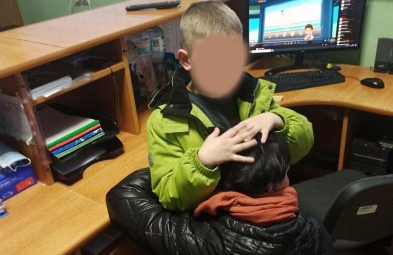 Працівник тернопільської поліції повернув батькам зниклого хлопчика
