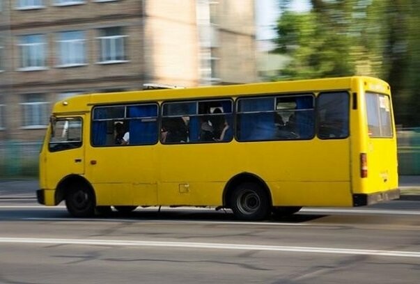 Тернополяни скаржаться на скупчення людей на зупинках