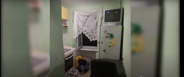 Мати морила голодом 6-річну дитину: двері у квартиру довелося виламувати