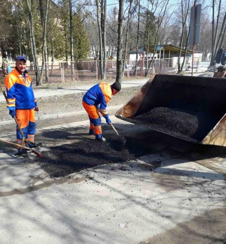 Навіть у вихідні дні в Тернополі ремонтують дороги