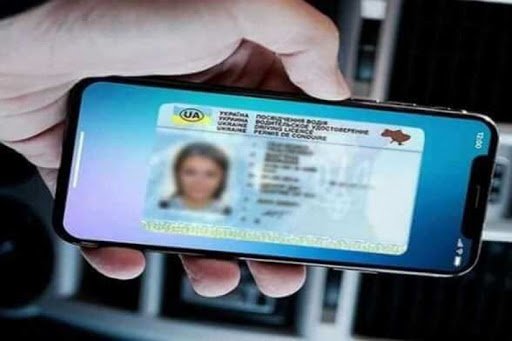 Україна першою у світі офіційно прирівняла е-паспорти до паперових