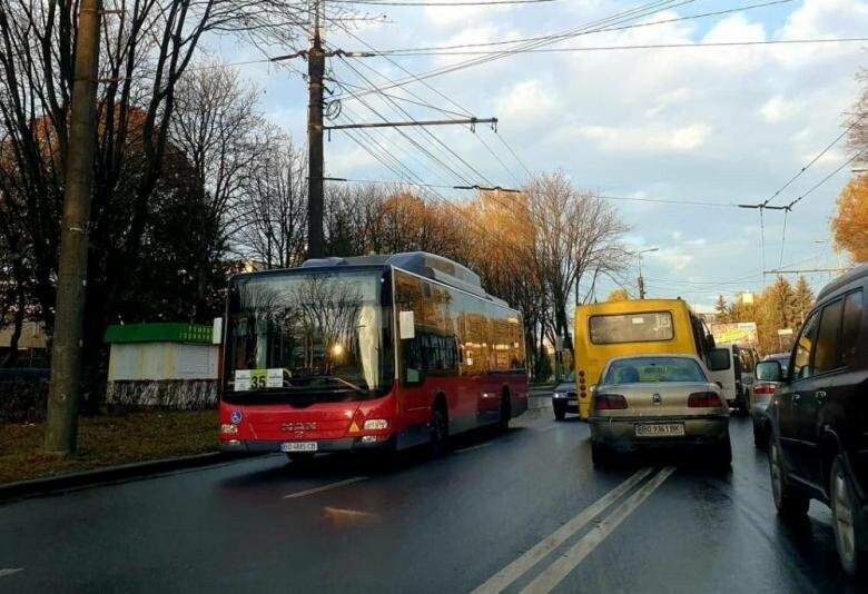 Тернополяни просять заборонити рух учбового транспорту вулицями міста у години пік
