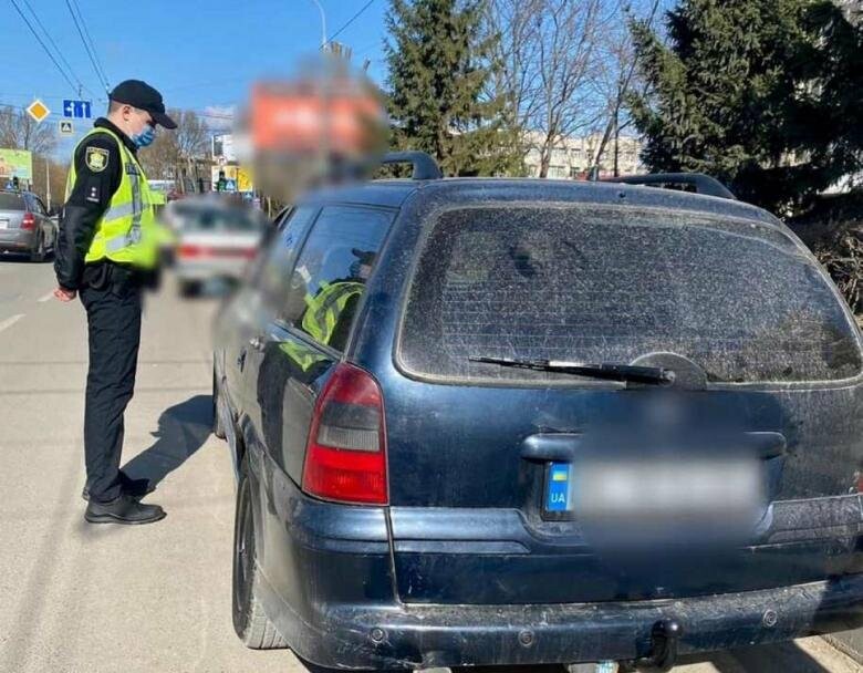 Тернопільські патрульні виявили автомобіль з підробленими документами