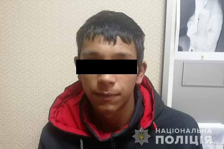 Рецидивіст з Ужгорода пограбував тернополянина вночі у парку