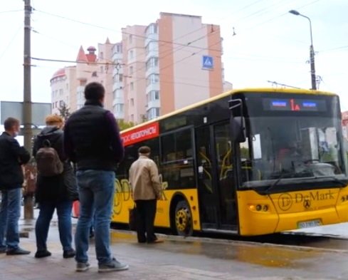 Пенсіонери за віком можуть безкоштовно їздити у всьому громадському транспорті Тернополя