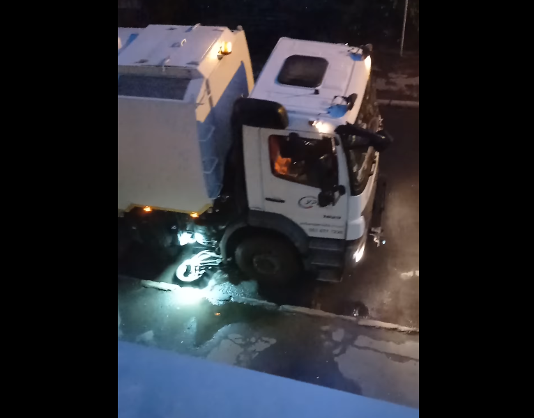 Вологе прибирання: комунальні служби прибирали вулиці одразу після дощу