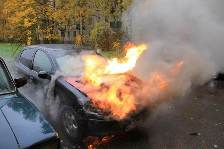 На Тернопільщині з невідомих причин загорівся автомобіль