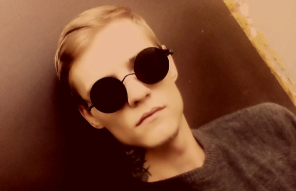 "Напали 6-ро військових і били": подруга хлопця, який упав з вікна ...